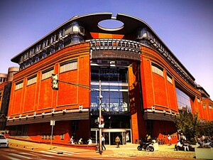 Figure from article: Shopping centers in Poland...